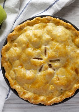 Beyaz ahşap arka plan üzerinde ev yapımı elmalı turta, üst görünümü. Düz 