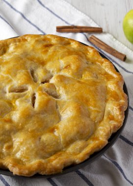 Kumaş, yan görünümü üzerine ev yapımı elmalı turta. Yakın çekim.