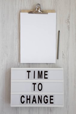 Modern bir panoda 'Değiştirme zamanı' kelimeleri, boş s ile pano