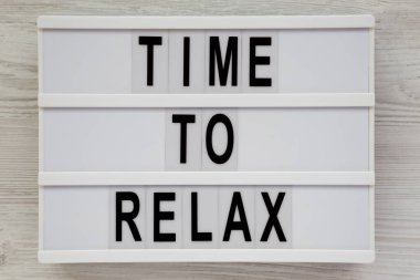 'Zaman dinlenmek için' beyaz ahşap backgr üzerinde modern bir tahta üzerinde kelimeler