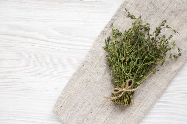 Bez üzerine çiğ organik taze kekik. Düz yatıyordu, yukarıdan, yukarıdan