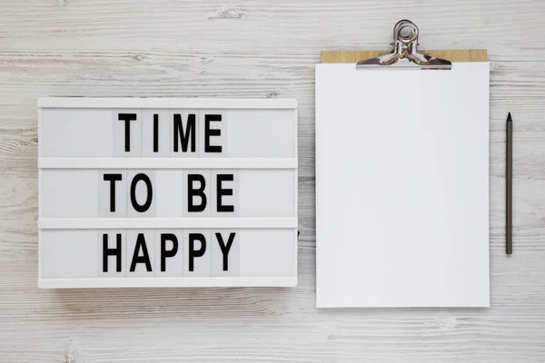 "Zeit glücklich zu sein" Worte auf einem Leuchtkasten, Klemmbrett mit Leerzeichen — Stockfoto