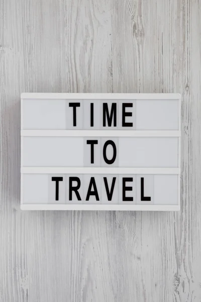 "Zeit zu reisen" Worte auf einem modernen Brett auf einer weißen Holzsurfa — Stockfoto