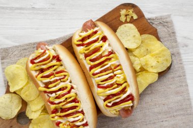 Ananas soslu ev yapımı kolombiya sosisli, sarı hardal