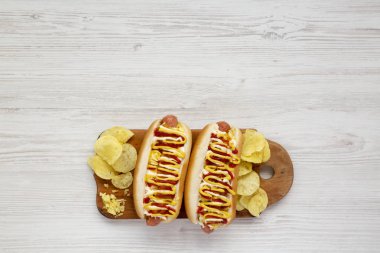 Ananas soslu ev yapımı kolombiya sosisli, sarı hardal