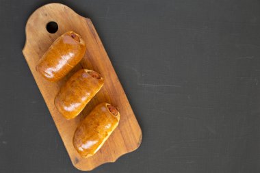 Bir blac üzerinde rustik ahşap tahta üzerinde ev yapımı sığır sosis kolache
