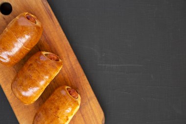 Bir blac üzerinde rustik ahşap tahta üzerinde ev yapımı sığır sosis kolache