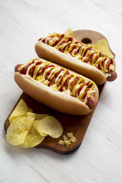 Cachorros-quentes colombianos caseiros com molho de abacaxi, batatas fritas, amarelo m — Fotografia de Stock