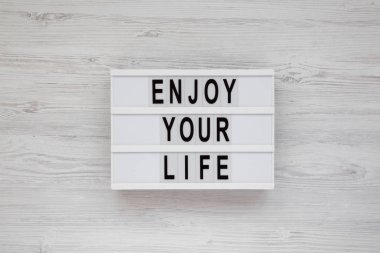 Beyaz ahşap backgrou üzerinde bir Lightbox üzerinde 'Enjoy your life' kelimeleri