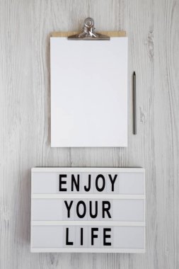 Beyaz ahşap backgrou üzerinde bir Lightbox üzerinde 'Enjoy your life' kelimeleri