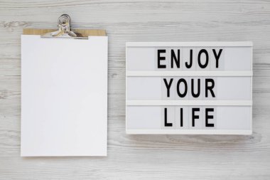 Beyaz ahşap backgrou üzerinde bir Lightbox üzerinde 'Enjoy your life' kelimeleri