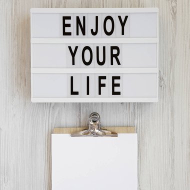 Metin 'Enjoy your life', boş s ile noticepad ile modern kurulu