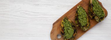 Bir rustik ahşap tahta üzerinde ızgara chimichurri tavuk göğsü