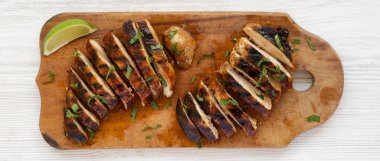 Bir wh üzerinde rustik ahşap tahta üzerinde ızgara chipotle tavuk göğsü