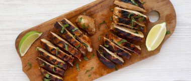 Bir wh üzerinde rustik ahşap tahta üzerinde ızgara chipotle tavuk göğsü