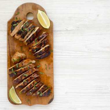 Bir wh üzerinde rustik ahşap tahta üzerinde ızgara chipotle tavuk göğsü