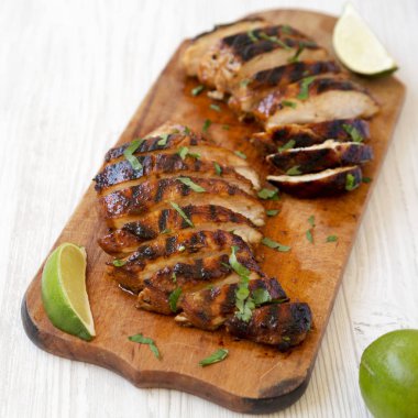 Bir wh üzerinde rustik ahşap tahta üzerinde ızgara chipotle tavuk göğsü