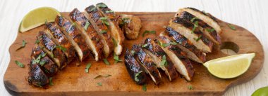 Bir wh üzerinde rustik ahşap tahta üzerinde ızgara chipotle tavuk göğsü