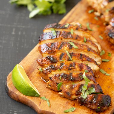 Bir bl üzerinde rustik ahşap tahta üzerinde ızgara chipotle tavuk göğsü