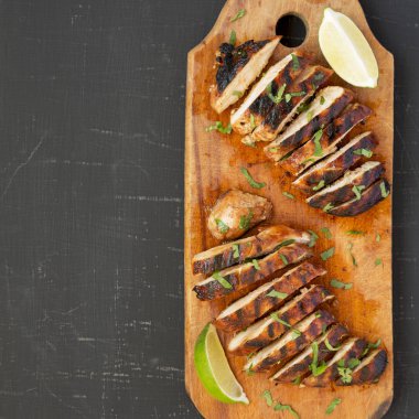 Bir bl üzerinde rustik ahşap tahta üzerinde ızgara chipotle tavuk göğsü