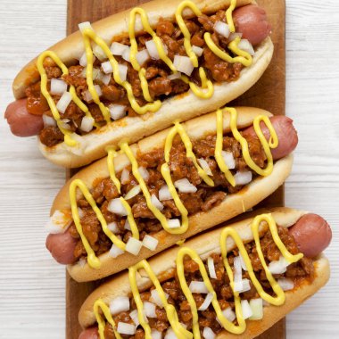 Bir whi üzerinde rustik ahşap tahta üzerinde ev yapımı coney ada sosisli