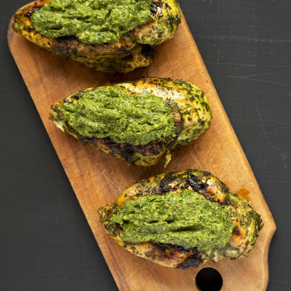 Petto di pollo chimichurri alla griglia su una tavola di legno rustico su un — Foto Stock