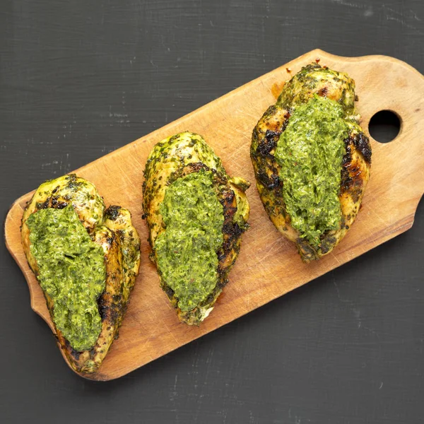 Petto di pollo chimichurri alla griglia su una tavola di legno rustico su un — Foto Stock