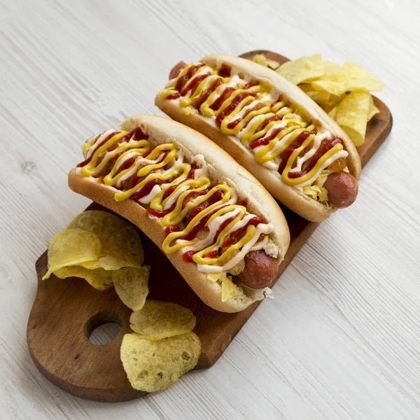 Cachorros-quentes colombianos caseiros com molho de abacaxi, batatas fritas, amarelo — Fotografia de Stock