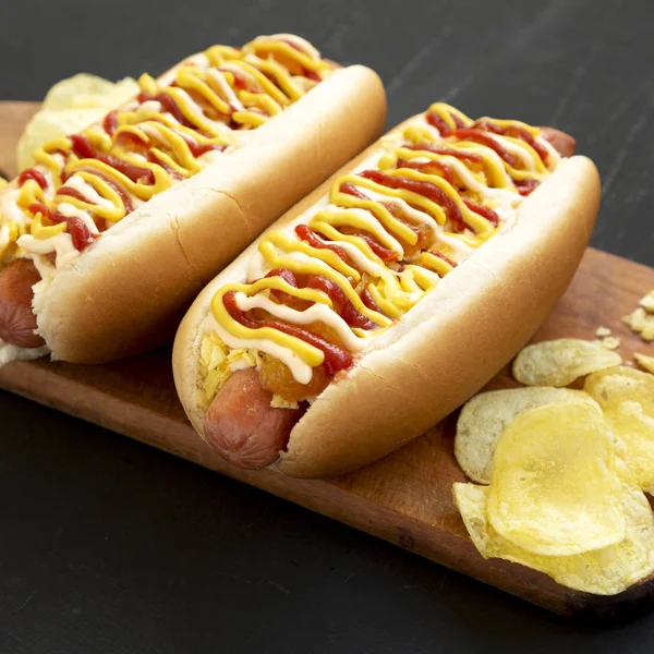 Perros calientes colombianos caseros con salsa de piña, mostaza amarilla — Foto de Stock