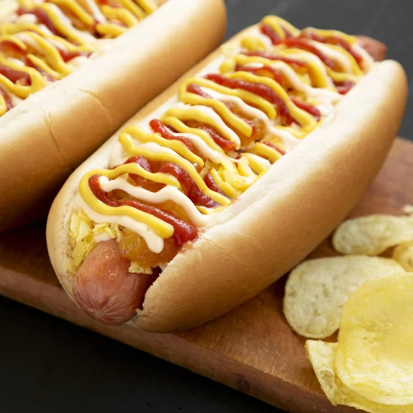 Hot dog colombiani fatti in casa con salsa di ananas, senape gialla — Foto Stock