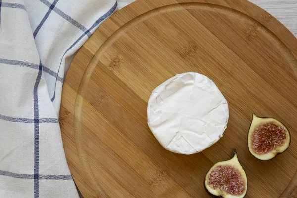 Cheese camembert or brie on a bamboo board. Milk production. Top — Stock Photo, Image