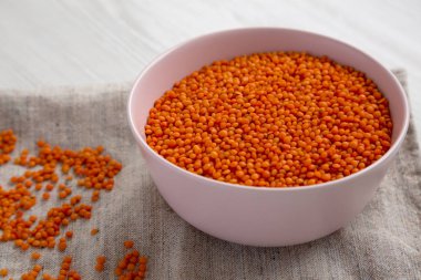 Pembe bir kasede kırmızı mercimek, düşük açılı görüş. Yakın çekim..