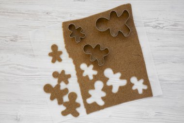 Beyaz bir ağaçta Noel kurabiyesi pişirmek için ev yapımı çiğ hamur.