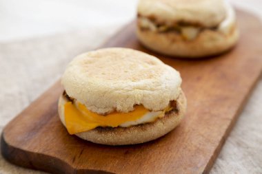 Köy tahtasında peynirli ev yapımı yumurtalı sandviç.