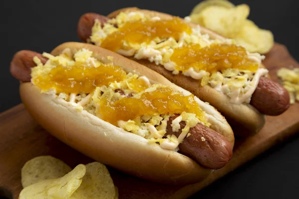 Hot-dogs colombiens maison avec sauce à l'ananas, chips et mayonnaise — Photo