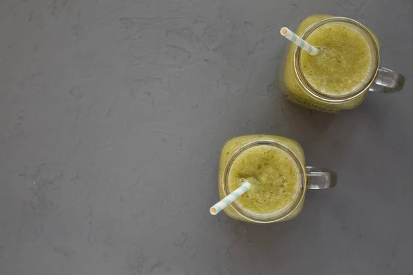 Zelfgemaakte groene komkommer appel smoothie in glazen potten op een concre — Stockfoto