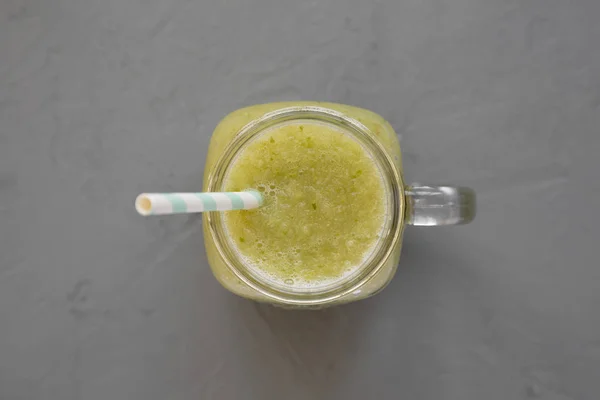 Zelfgemaakte groene komkommer appel smoothie in glazen potten op een grijze b — Stockfoto