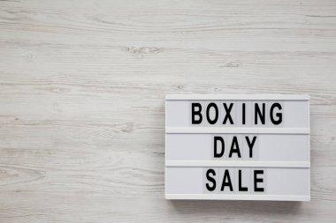 'Boks günü satışı' Beyaz ahşap bir taşrada ışık kutusunda