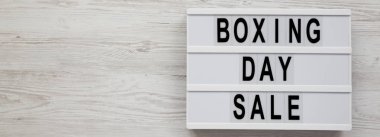 'Boks günü satışı' Beyaz ahşap sırtında modern bir panoda