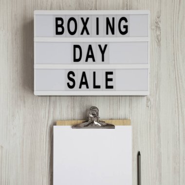 Modern bir panoda boks günü satışı kelimeleri, içi boş pano. 