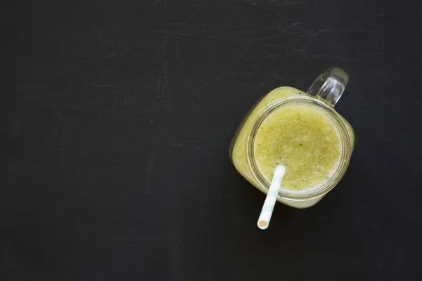 Zelfgemaakte komkommer appel smoothie in een glazen pot op een zwarte rug — Stockfoto