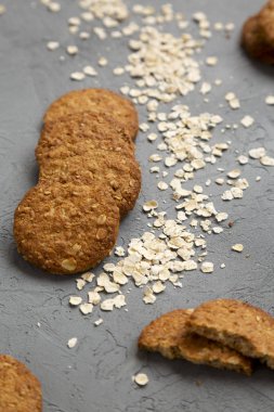 Gri arka planda gevrek kurabiyeleri, düşük açı. Yakın plan..