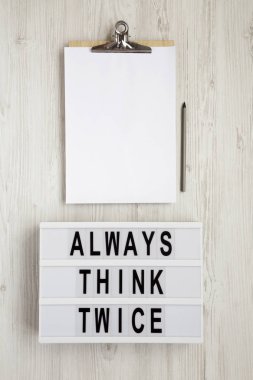 Işık kutusunda her zaman iki kere düşün. Boş s ile yazılmış bir not panosu.