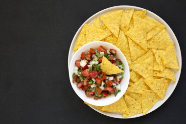 Pico de Gallo ve glütensiz tortilla cipsi.