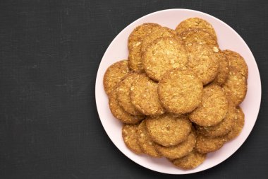 Siyah arka planda pembe bir tabakta mısır gevreği, üst manzara.. 