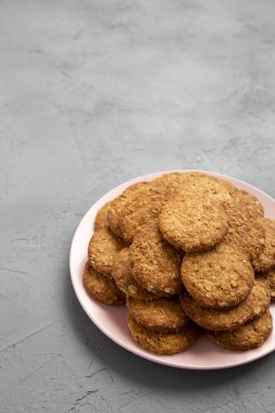 Gri arka planda pembe bir tabakta mısır gevreği, düşük açılı v