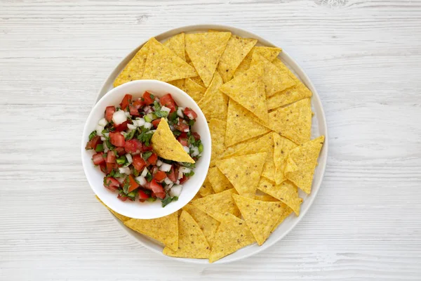 Pico de Gallo com chips de tortilla sem glúten em uma madeira branca — Fotografia de Stock