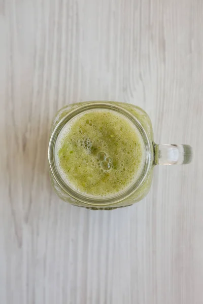 Домашній зелений огірок яблучний смузі в скляній банці на білому — стокове фото