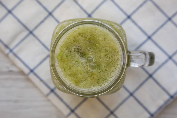 Домашній зелений огірок яблучний смузі в скляній банці, вид зверху . — стокове фото