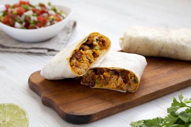 Ev yapımı Chorizo kahvaltı dürümleri. 
